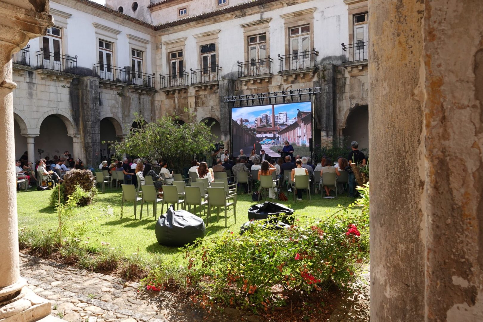 Manifesta 17 se presenta en Coimbra con la Rua da Sofia como uno de sus epicentros