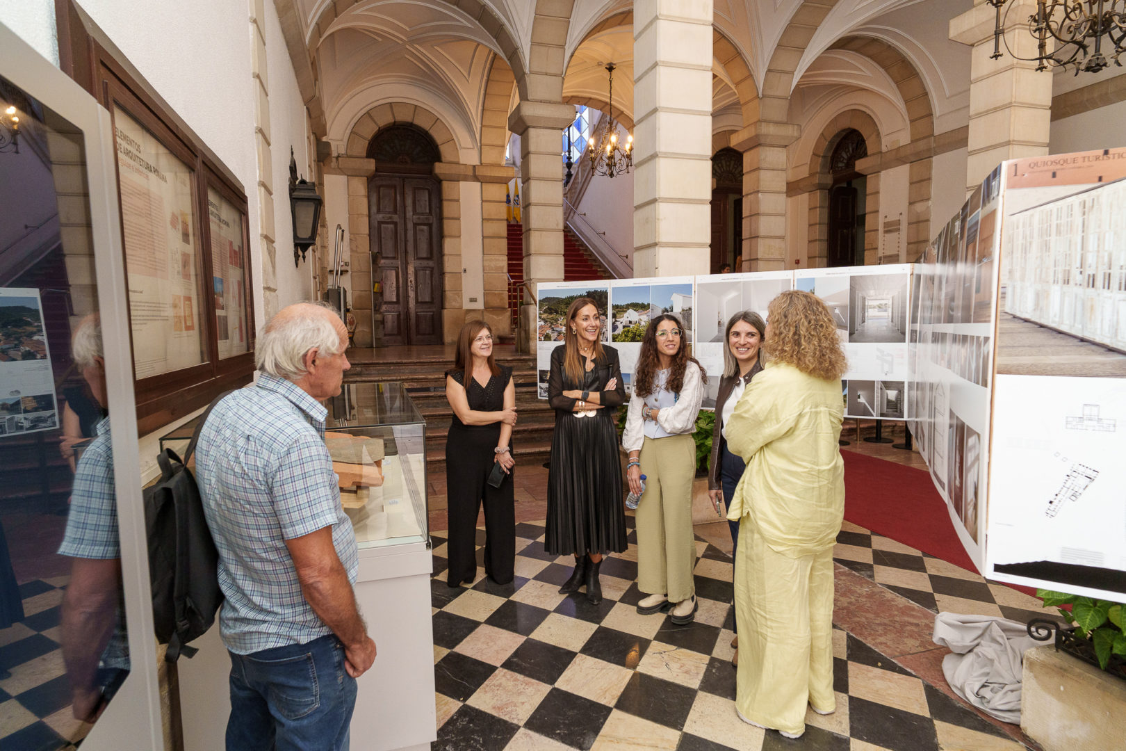 Exposição “Elementos de Arquitetura Romana” no átrio dos Paços do Concelho
