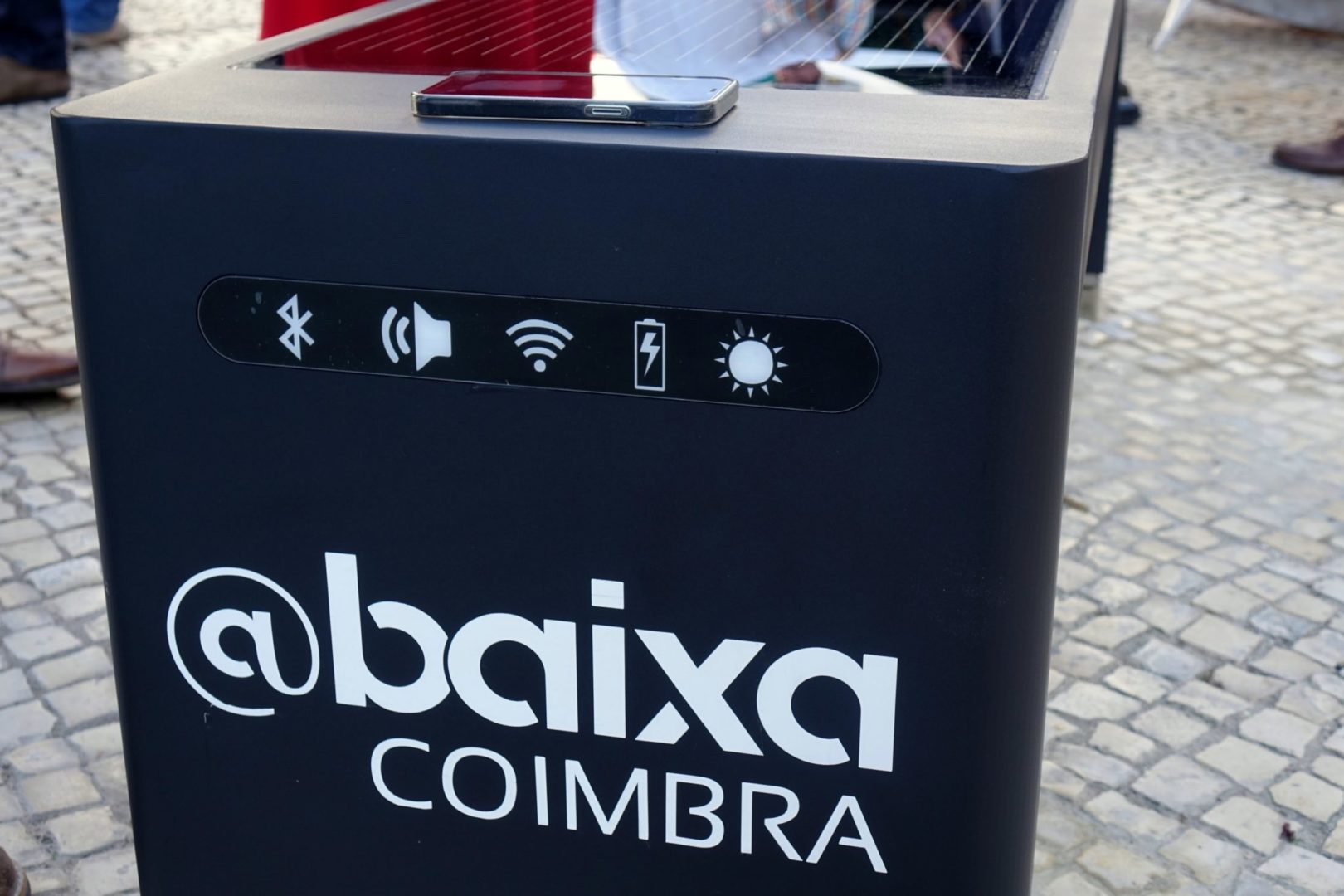 Baixa de Coimbra com novo mobiliário urbano digital