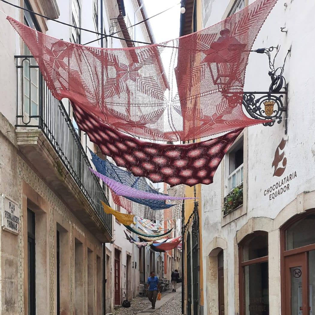 Instalação “Crochet Social” na Rua Fernandes Tomás inaugura a 22 de março