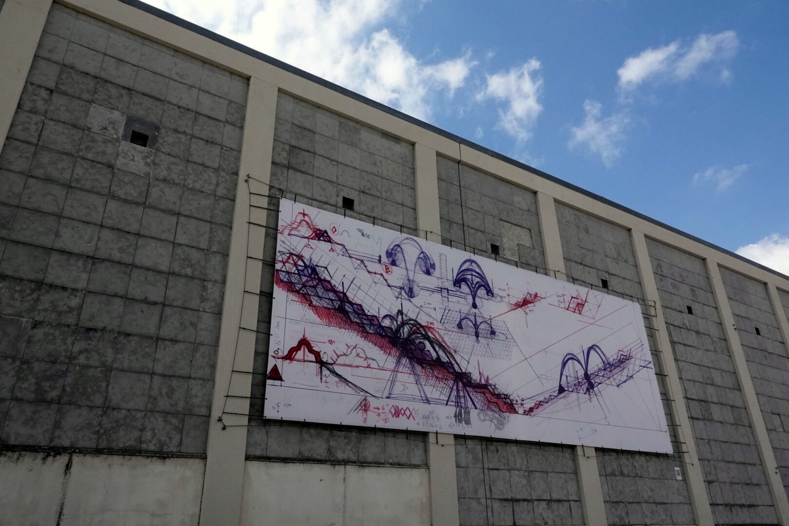 El proyecto “Outdoor ’26” presenta una nueva obra en la fachada del Mercado Municipal D. Pedro V