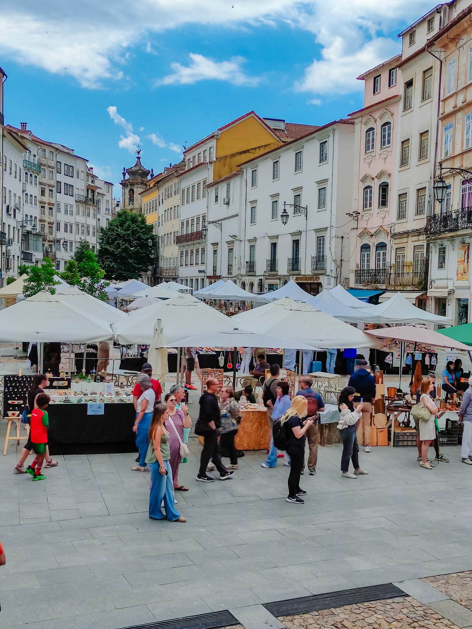 𝗙𝗲𝗶𝗿𝗮 𝗱𝗲 𝗔𝗿𝘁𝗲𝘀𝗮𝗻𝗮𝘁𝗼 𝗨𝗿𝗯𝗮𝗻𝗼 𝗮𝗻𝗶𝗺𝗮 𝗮 𝗣𝗿𝗮𝗰̧𝗮 𝗱𝗼 𝗖𝗼𝗺𝗲́𝗿𝗰𝗶𝗼 𝗻𝗲𝘀𝘁𝗲 𝘀𝗮́ 𝗯𝗮𝗱𝗼